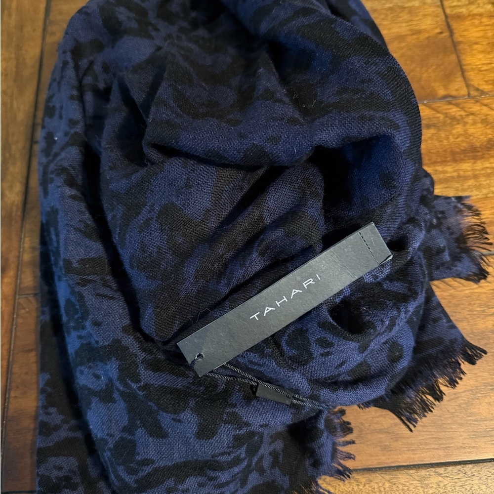 Tahari Men's Elegant Navy and Charcoal Scarf